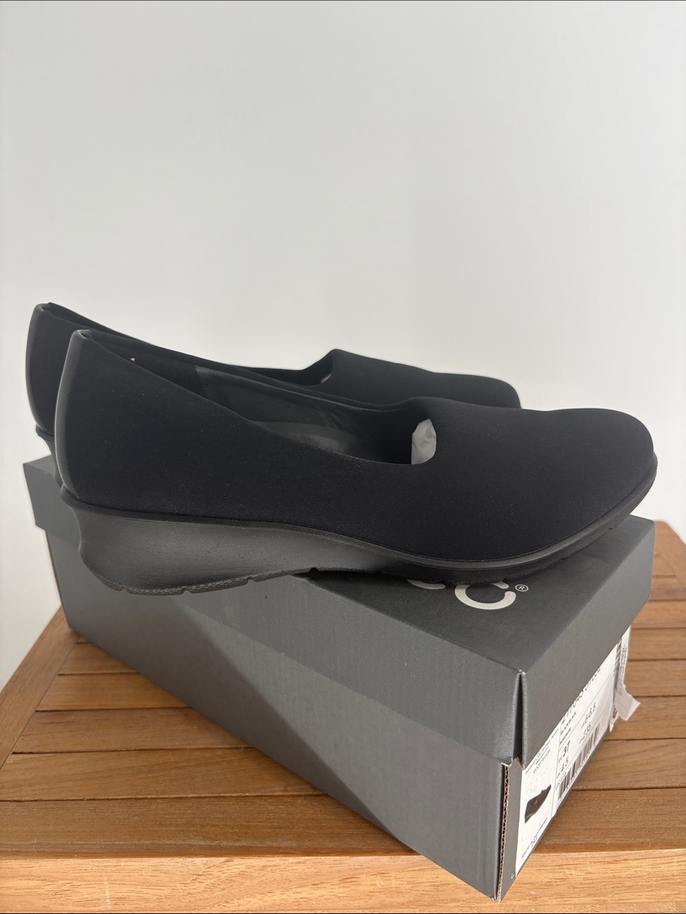 New ECCO FELICIA Women's Black Slip-On Comfort Flats SIZE 6-6.5 - Picture 3 of 8